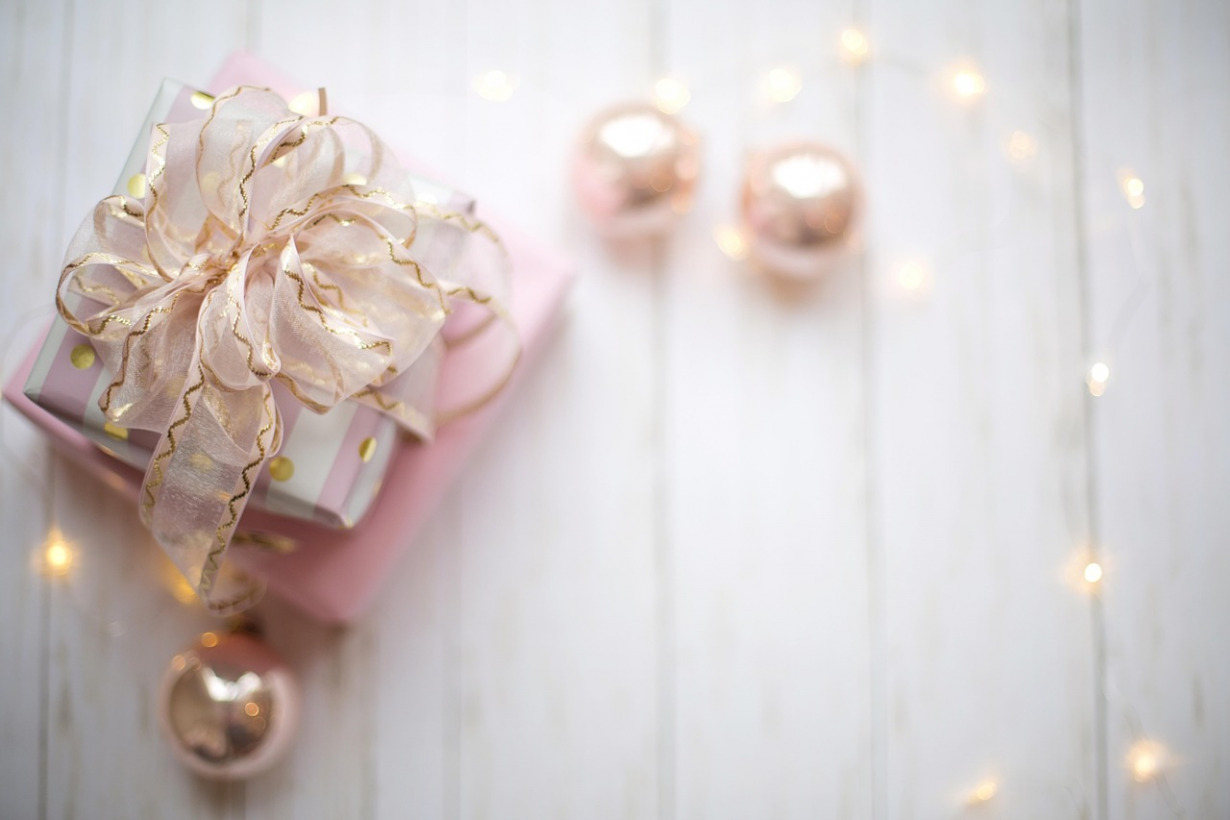 gift candle set box ribbon warm light